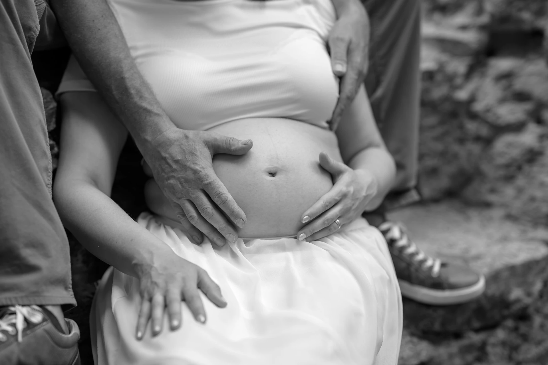Černobílá fotografie vztahu a blízkosti