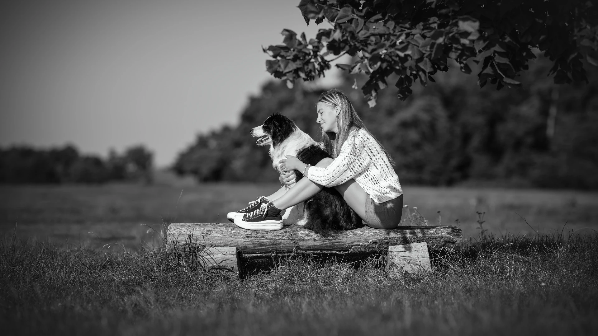 Černobílá rodinná fotografie v exteriéru